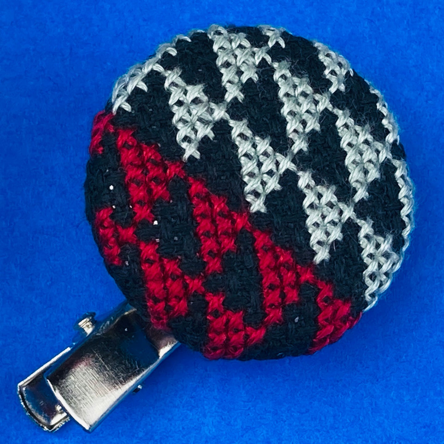 刺繡入りブローチ