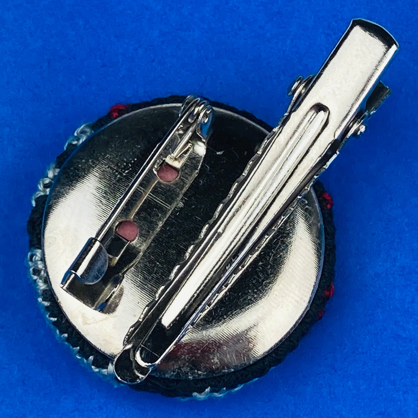 刺繡入りブローチ