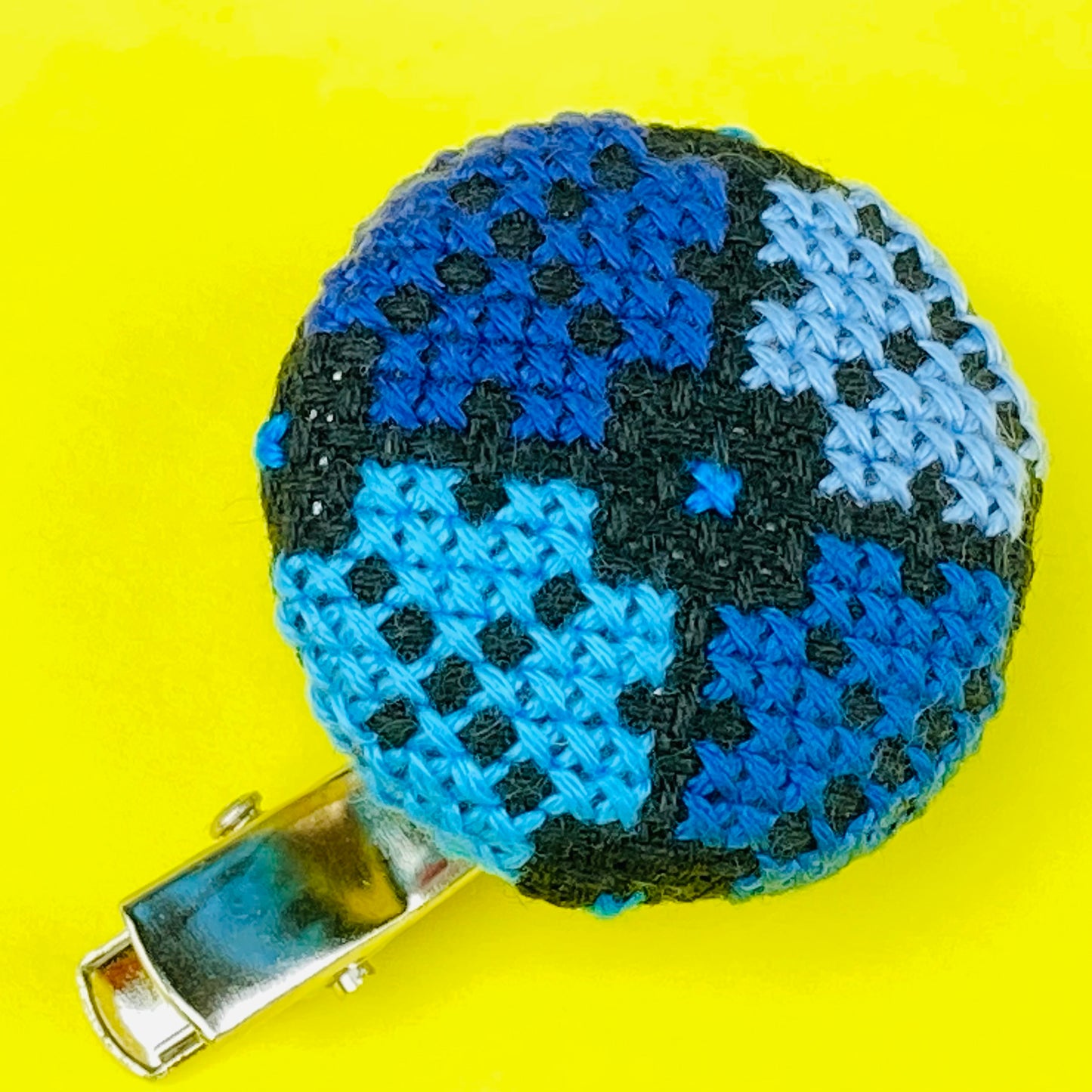 刺繡入りブローチ