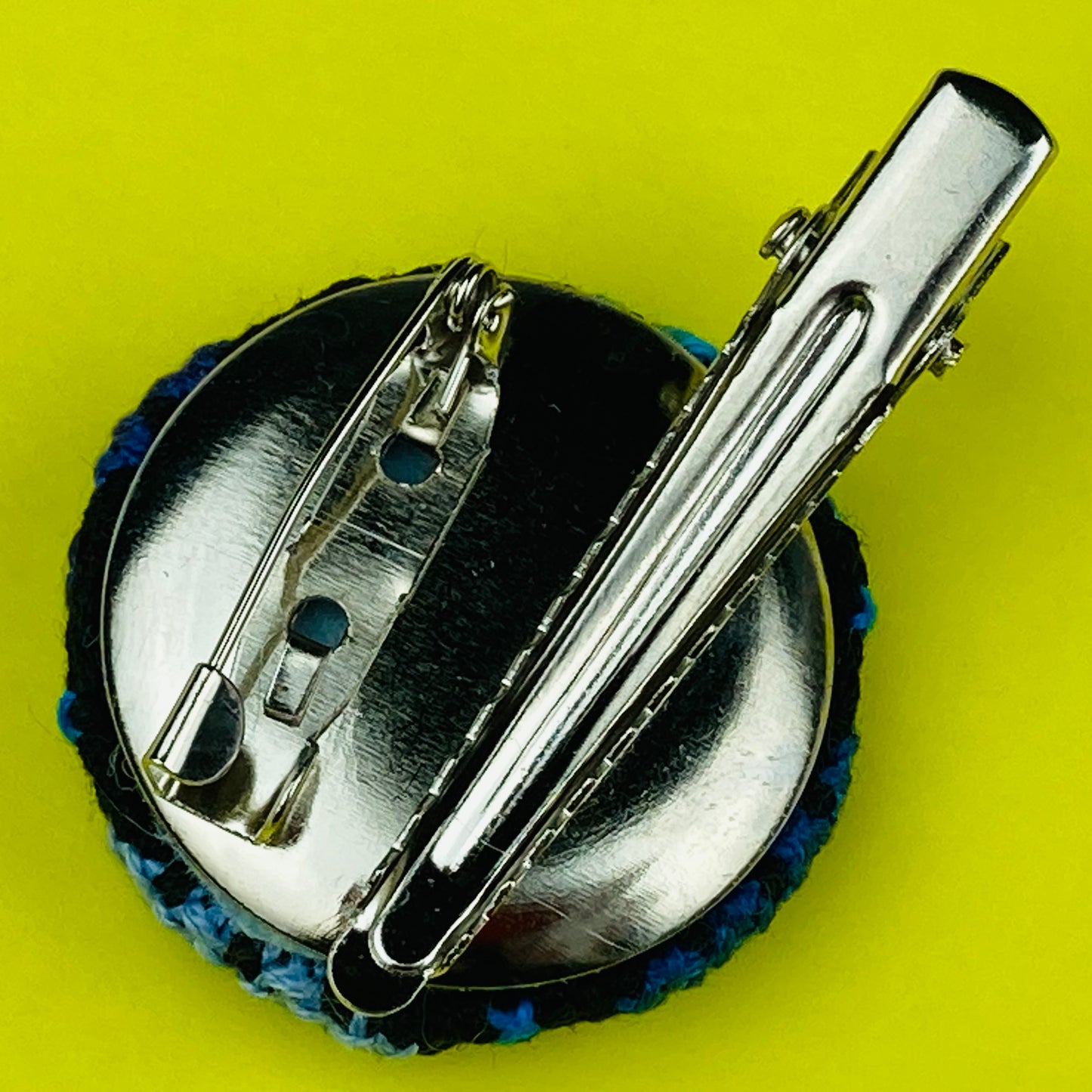 刺繡入りブローチ