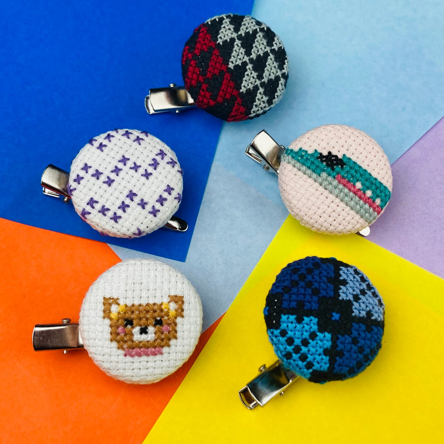 刺繡入りブローチ